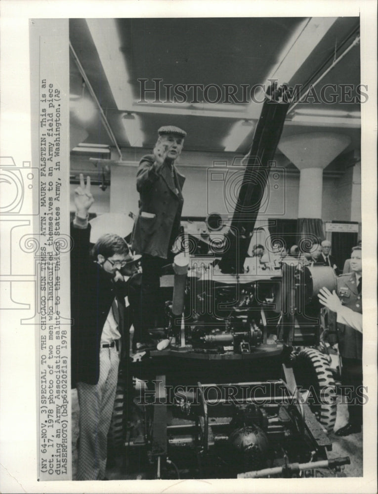 1978 Press Photo Protestor Handcuffed Himself To Tank - RRW38187 - Historic Images