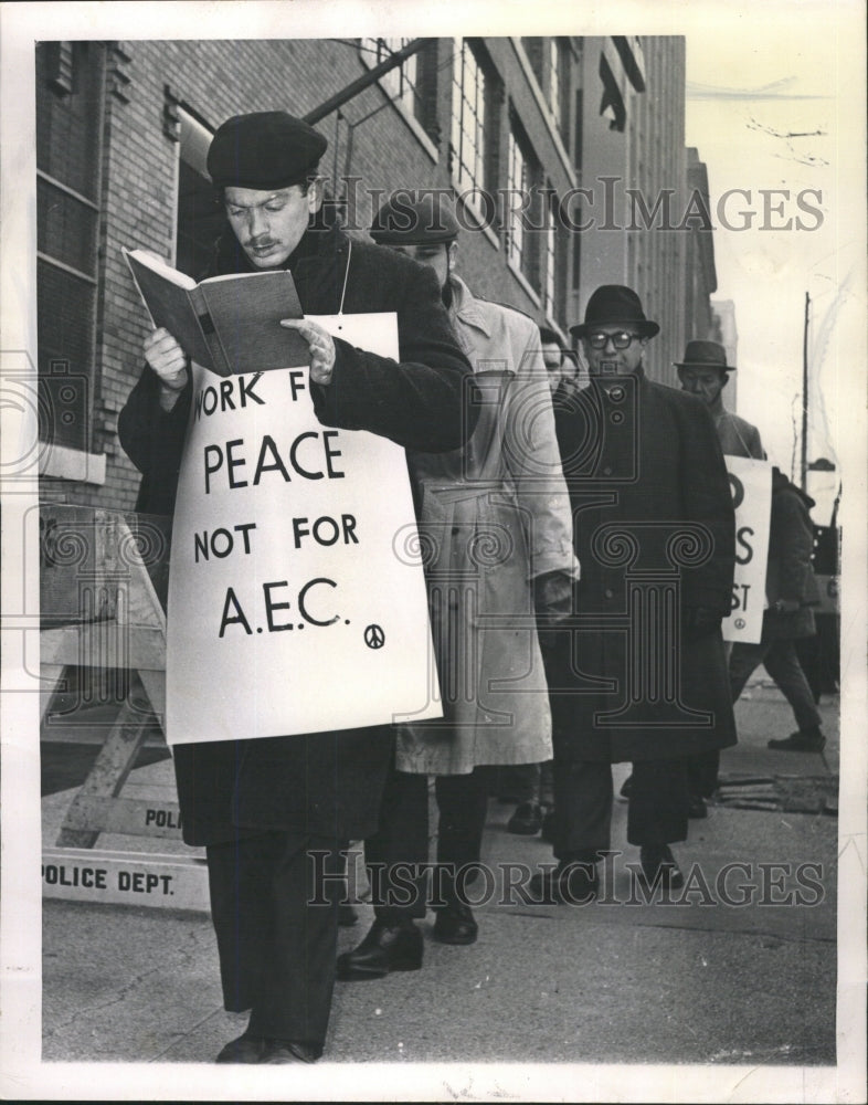 1962 Press Photo Martin Segal picket line - RRW38189 - Historic Images