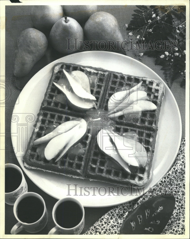 1981 Press Photo summered pear slices ginger waffles - RRW38191 - Historic Images