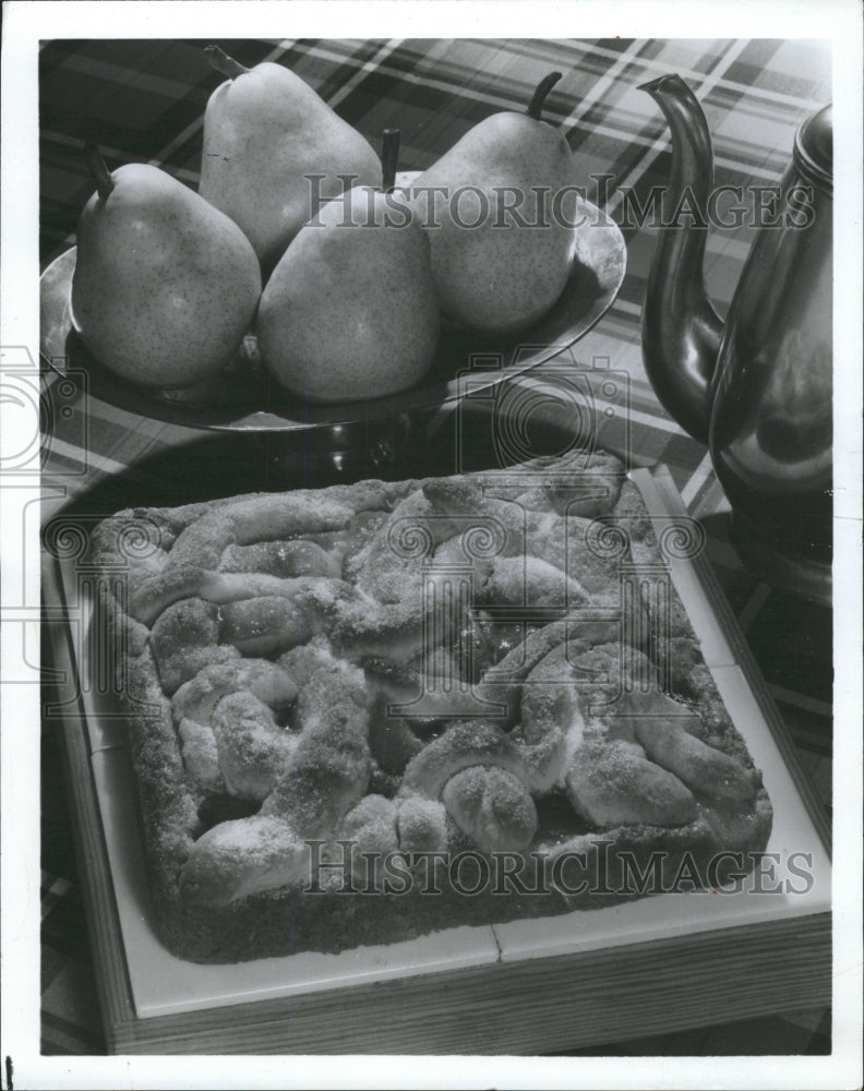 1981 Press Photo pear squiggle cake fresh crusty pastry - RRW38199 - Historic Images