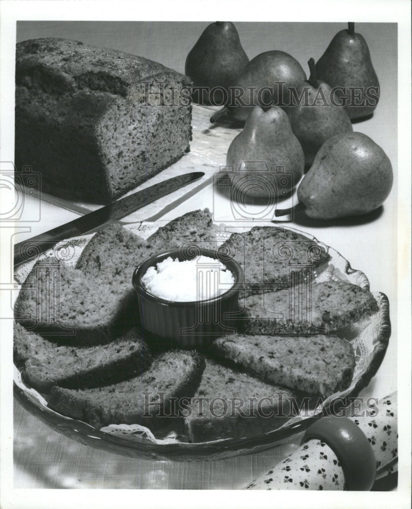 1981 Press Photo fresh pear bread - RRW38203 - Historic Images