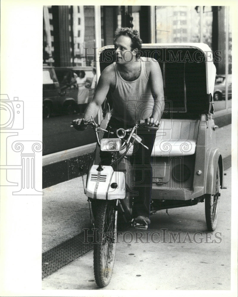 1988 Press Photo Walter Roberts Drives Pedicab Taxi - RRW38267 - Historic Images