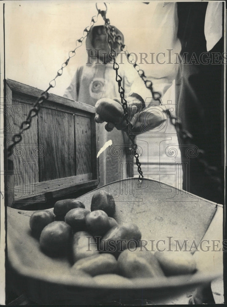 1975 Press Photo Potatoes Scale Woman - RRW38273 - Historic Images