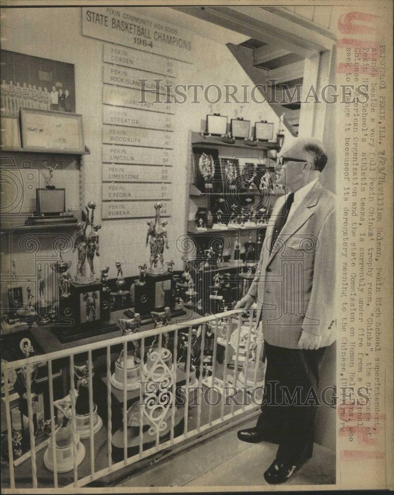 1974 Press Photo William Holman Admires Trophy Room - RRW38301 - Historic Images