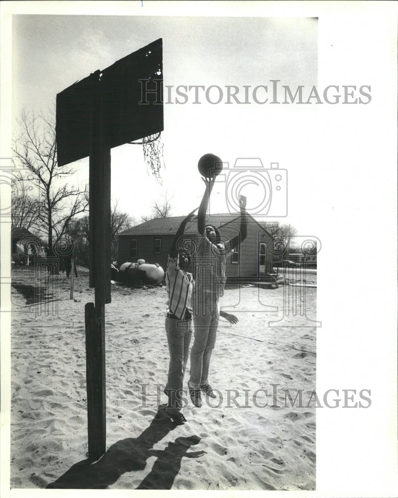 1982 Press Photo Murrel Brothers Play Basketball Game - RRW38305 - Historic Images