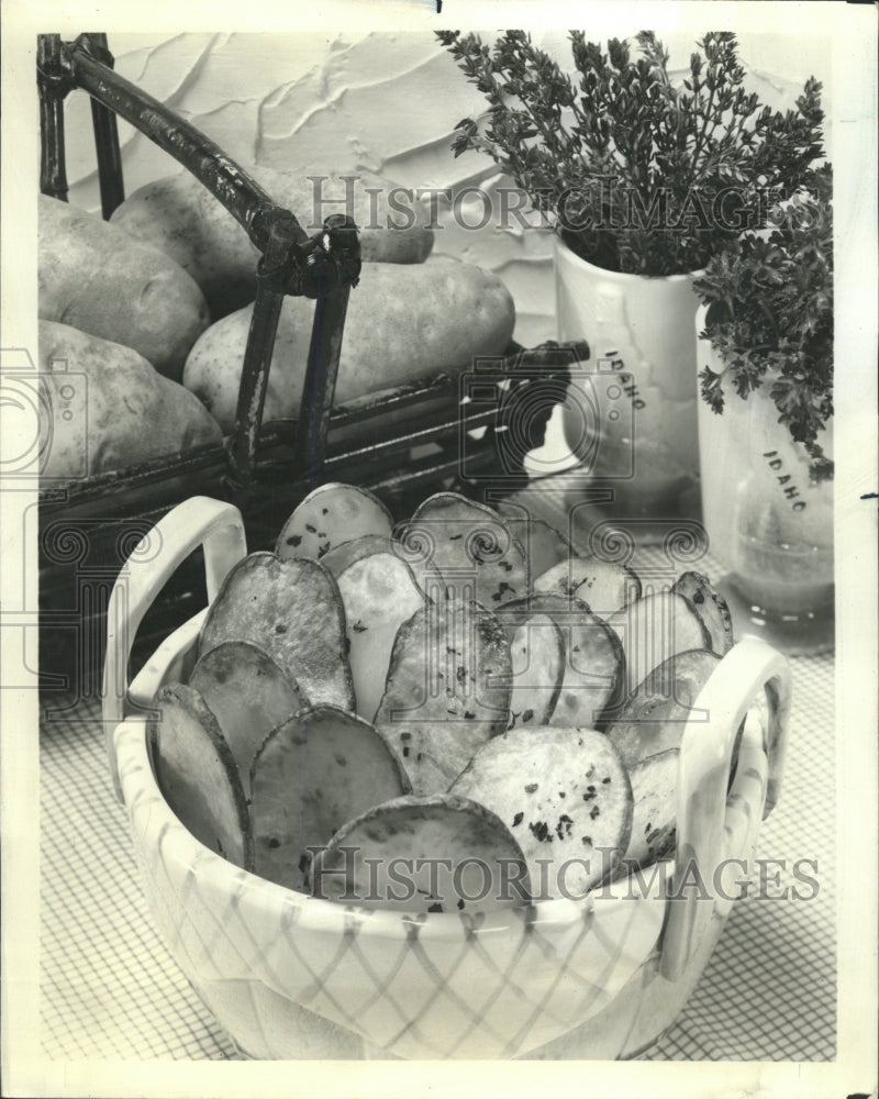 1984 Press Photo Oven Baked Svelte Spuds Potato Chips - RRW38371 - Historic Images