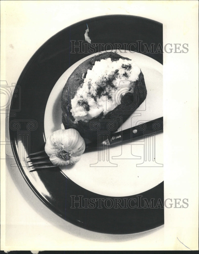 1986 Press Photo Creamy Cheese and Garlic Baked Potatoe - RRW38375 - Historic Images