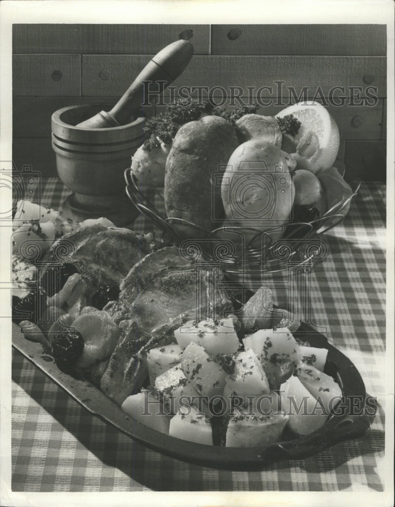 1980 Press Photo Pork Chops Potatoes Fruit Entree Meal - RRW38385 - Historic Images