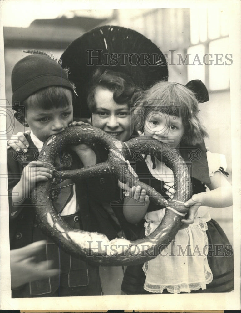 1934 Press Photo Huge Pretzel World Fair - RRW38407 - Historic Images