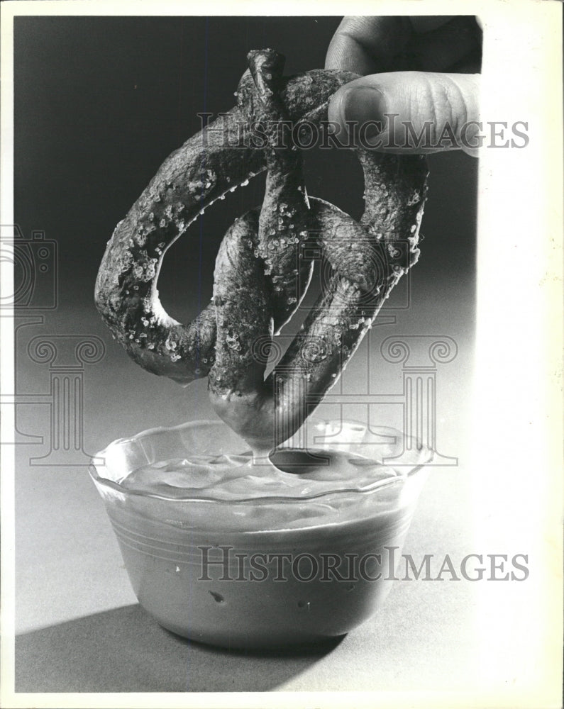 1986 Press Photo Homemade pretzels made for dipping - RRW38409 - Historic Images