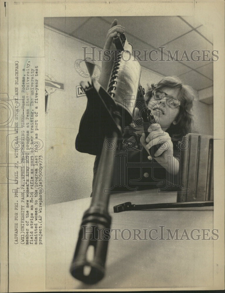 1973 Press Photo Female ROTC field strips M-16 at Penn - RRW38447 - Historic Images