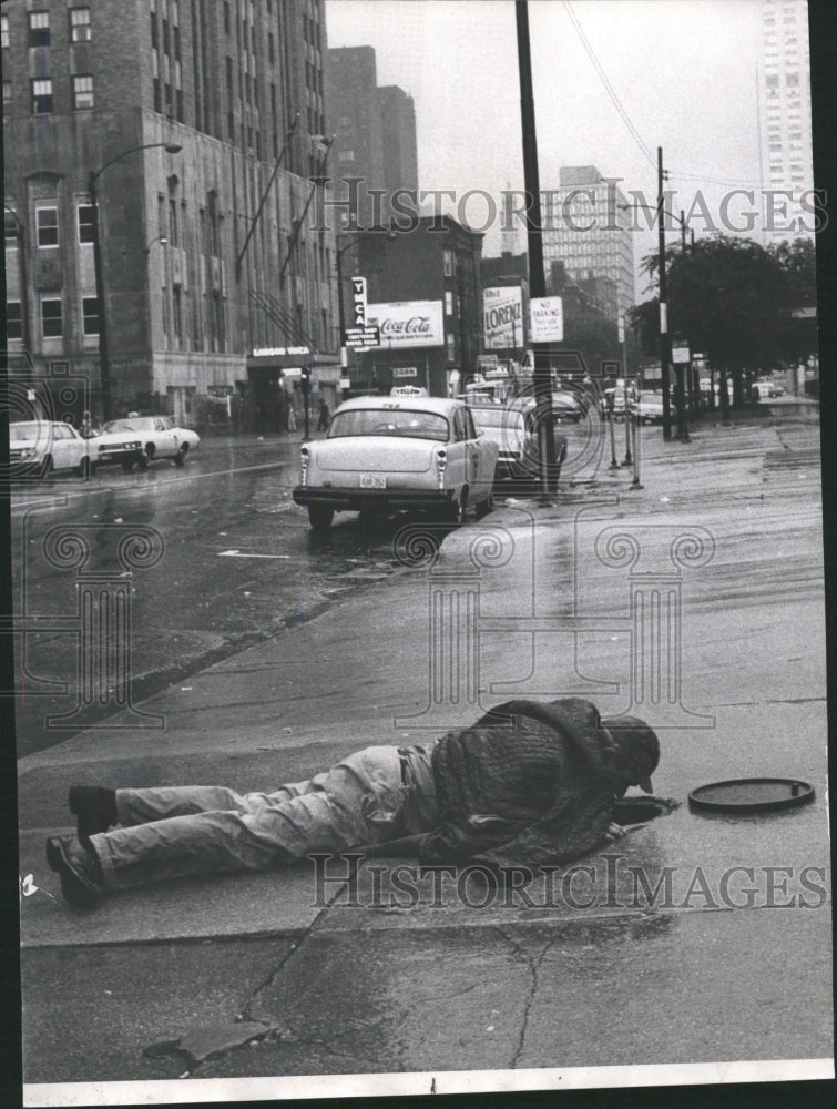 1968 Press Photo Water Worker Repairing Water Meter - RRW38459 - Historic Images