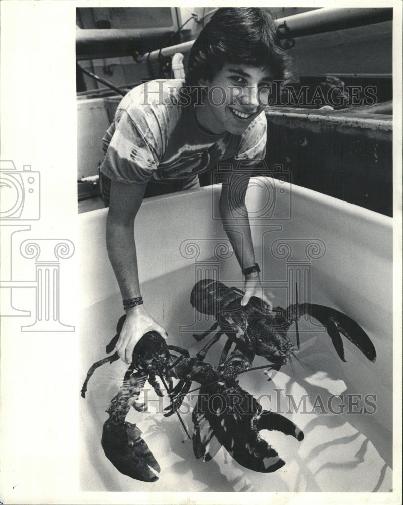 1986 Press Photo Boy Holding Two Lobsters - RRW38509 - Historic Images