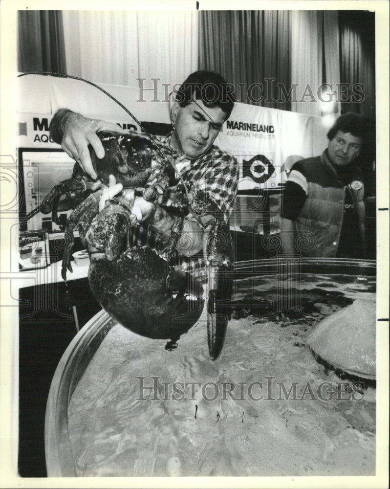 1986 Press Photo 80-year-old lobster at Food Convention - RRW38519 - Historic Images