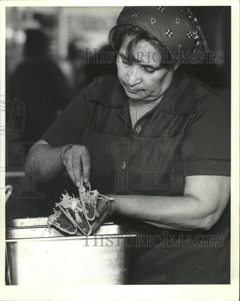 1981 Press Photo woman's taco stand at Comiskey Park - RRW38529 - Historic Images