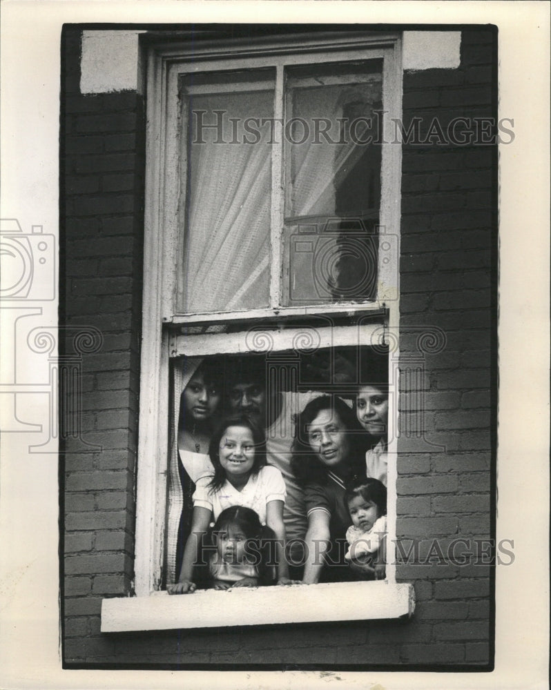1981 Press Photo Los Vecinos Neighbors - RRW38541 - Historic Images