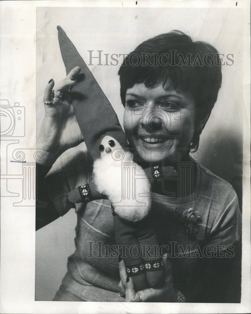 1972 Press Photo Lou Ann Musinski shows Nisse the elf - RRW38583 - Historic Images