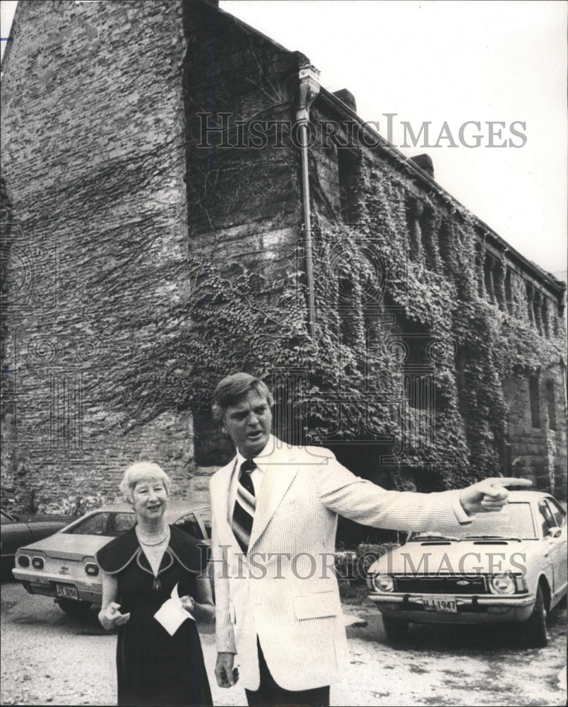 1975 Press Photo Ruth Garbe and Gov. Walker at Glessner - RRW38585 - Historic Images