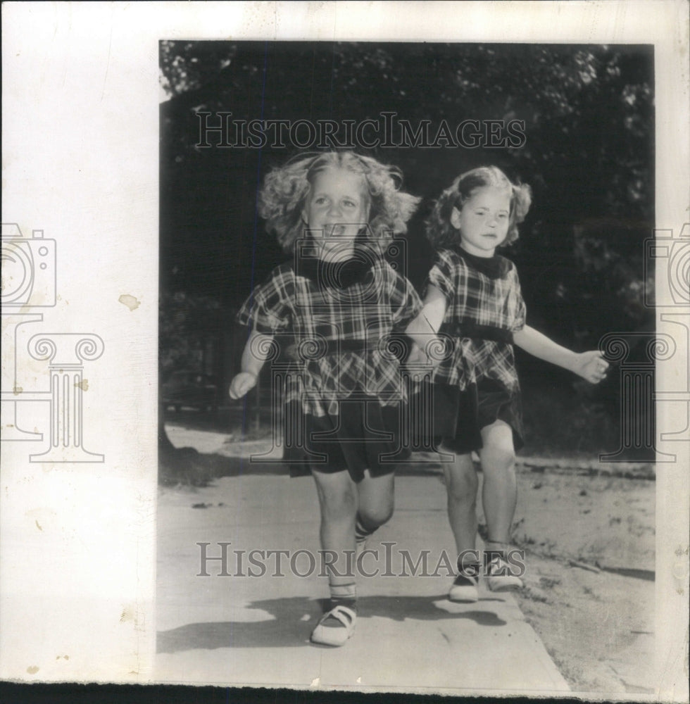 1952 Press Photo Patricia &amp; Pamela O&#39;Neil Poster - RRW38645 - Historic Images