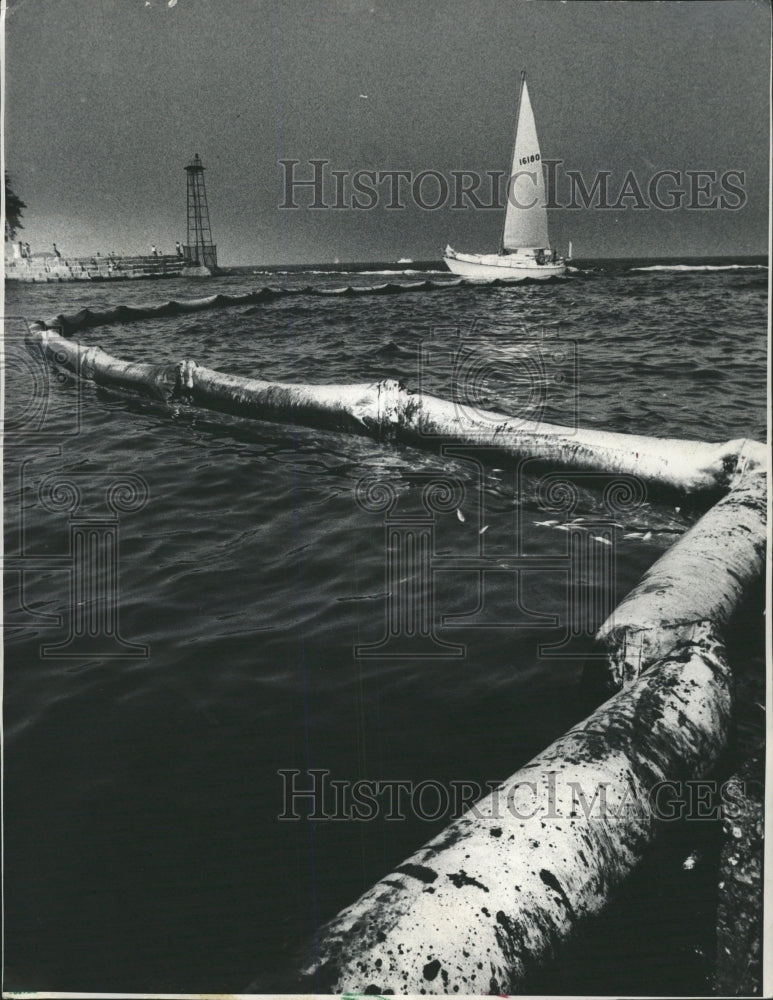 1975 Press Photo Oil Spill Belmont Harbor Barriers - RRW38693 - Historic Images