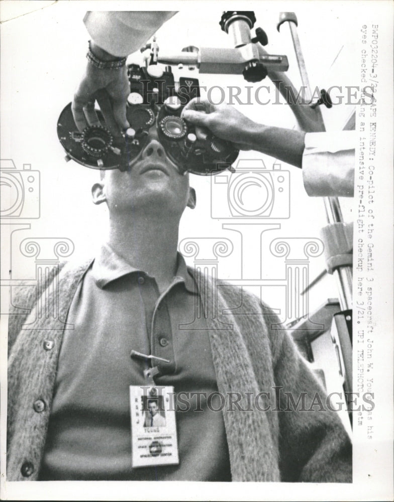 1965 Press Photo Man Gets His Eyes Tested - RRW38807 - Historic Images