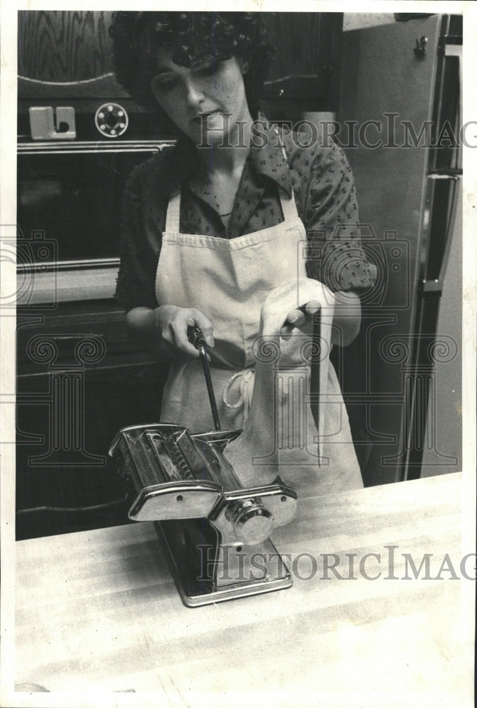 1980 Press Photo Woman conducts cooking demonstration - RRW38887 - Historic Images