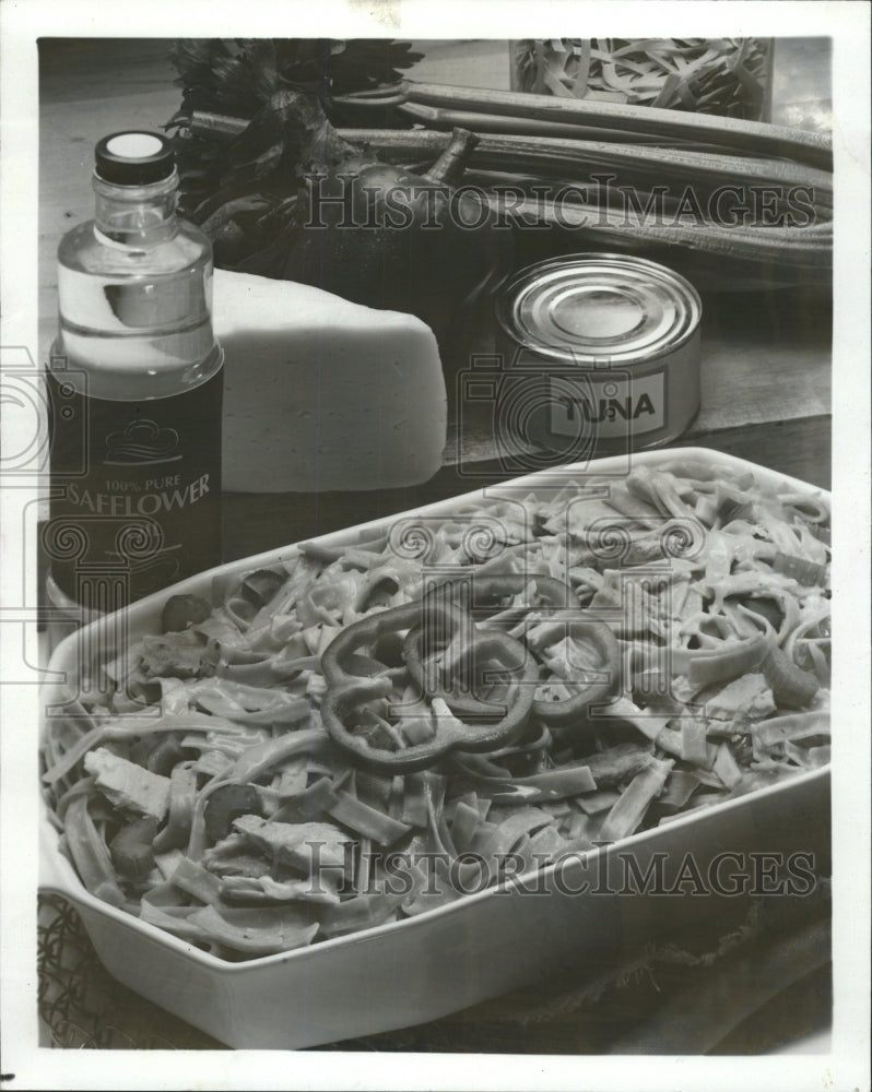 1984 Press Photo Angie Dickinson&#39;s Tuna Casserole - RRW38911 - Historic Images