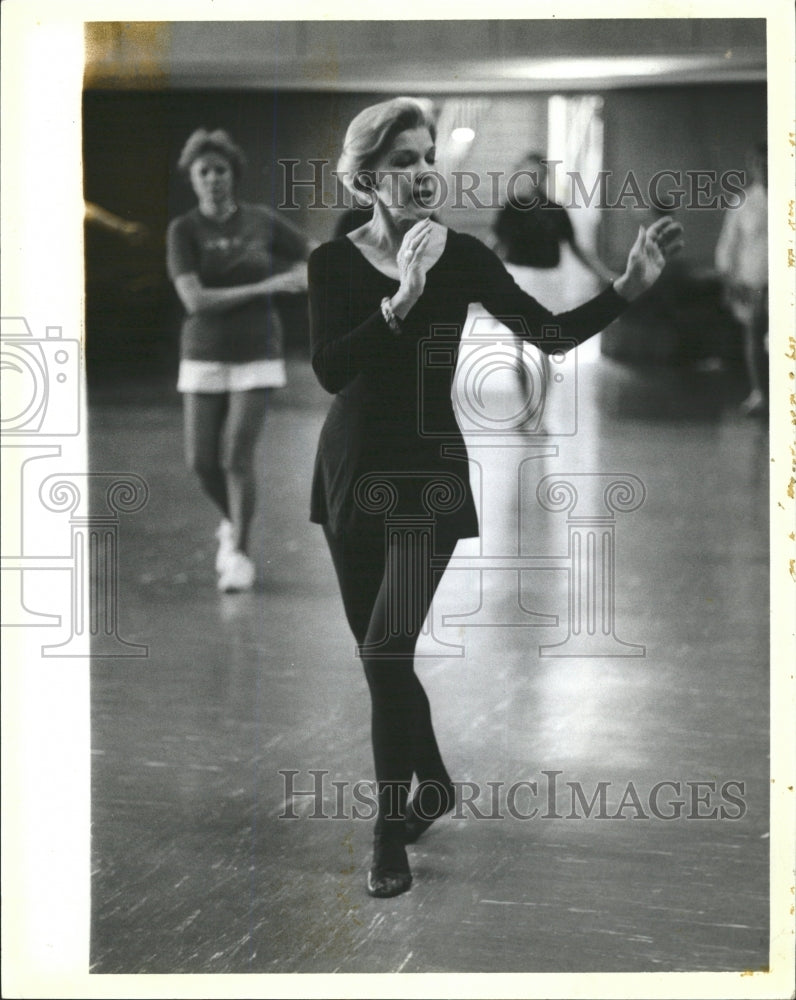 1985 Press Photo Alice Mansell Hinsdale Exercise Class - RRW38953 - Historic Images