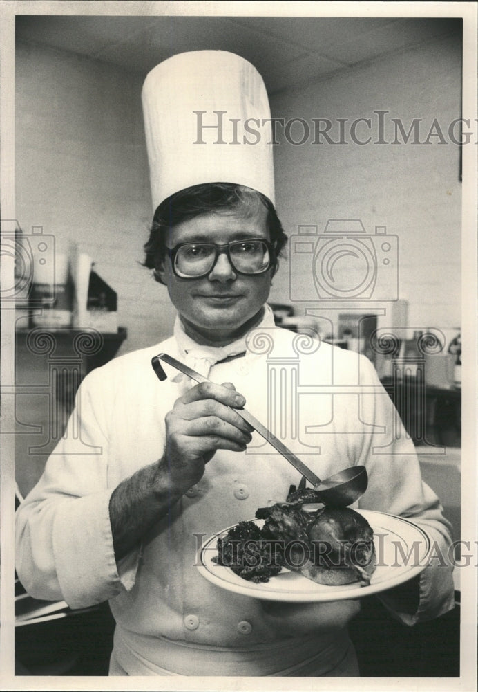 1981 Press Photo Chef Phillip Goss Prepares Pheasant - RRW39005 - Historic Images