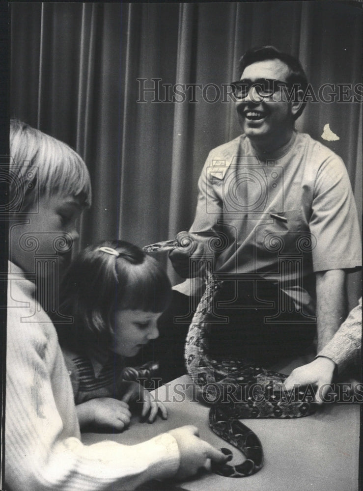 1974 Press Photo Veterinarian George Ihrke Cobra Snake - RRW39025 - Historic Images