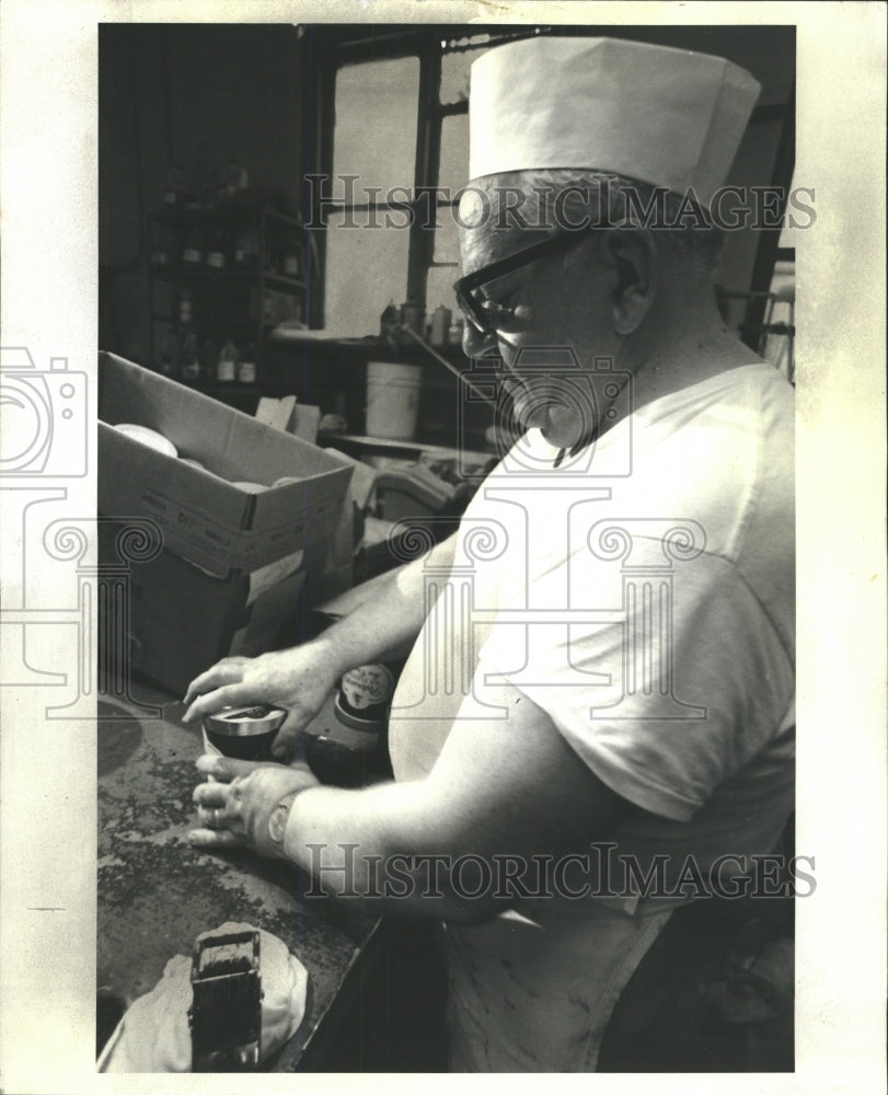 1981 Press Photo Arnie Schiefer Petersen&#39;s Ice Cream - RRW39059 - Historic Images