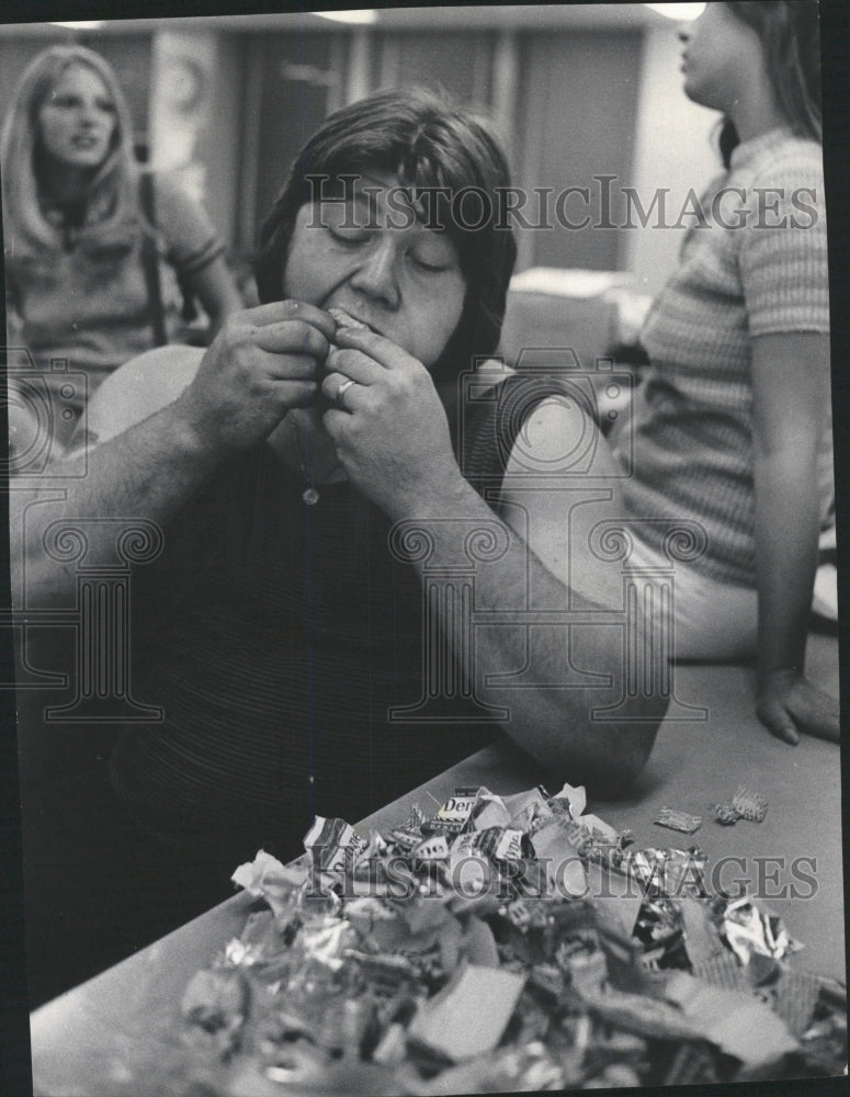 1973 Press Photo Guinness Book Gum Chewing Record - RRW39177 - Historic Images