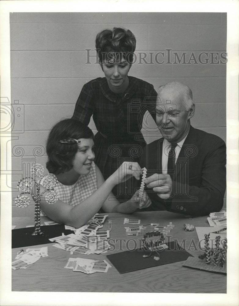 Press Photo Robin teach wrapper sculpture to leaders - RRW39181 - Historic Images