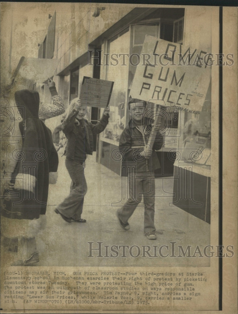 1975 Press Four 3rd Graders Protest High Price Guns - RRW39185 - Historic Images