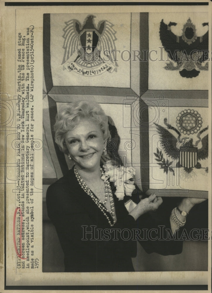 1975 Press Photo Mary Martin/United Nations Peace Rug - RRW39281 - Historic Images