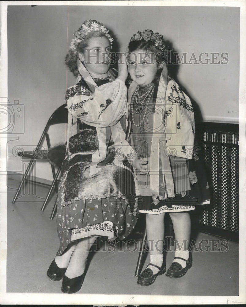 1956 Press Photo Entertain New Americans - RRW39309 - Historic Images