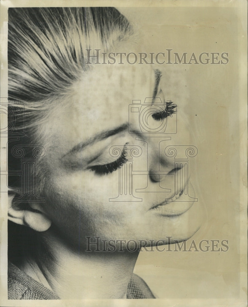 1985 Press Photo False Eyelashes/Inga Borg/Cosmetics - RRW39339 - Historic Images