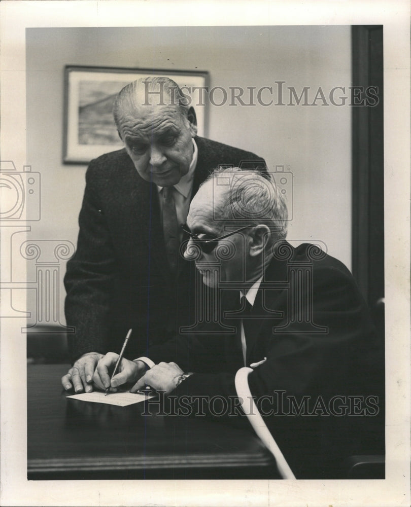 1965 Press Photo Nicholas P. Stumpf Donates His Eyes - RRW39365 - Historic Images