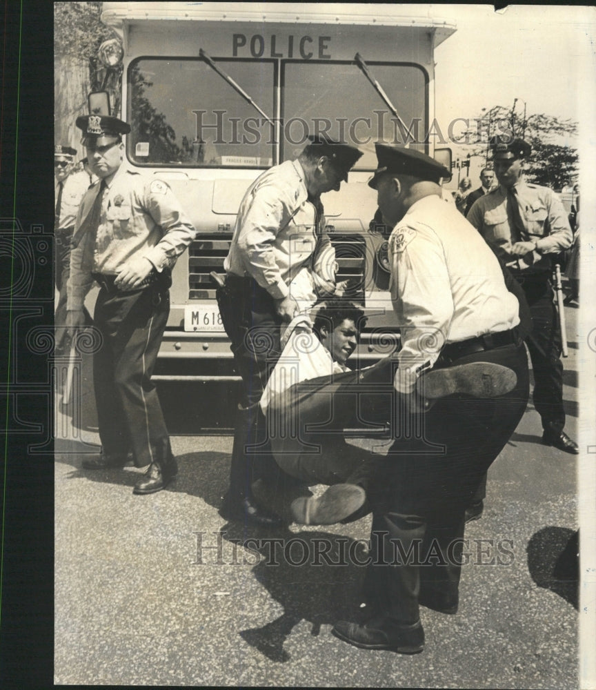 1965 Press Photo Protestors at HUAC - RRW39385 - Historic Images