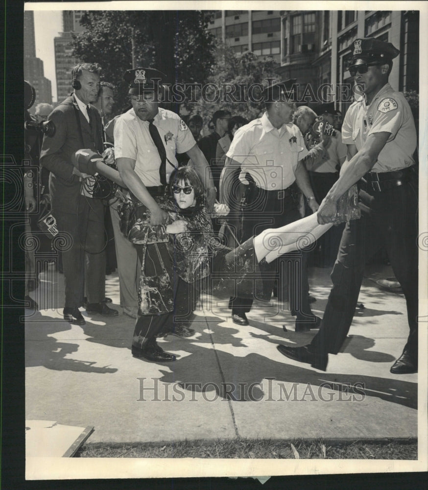 1965 Press Photo Pro-HUAC Demonstrator Carried Off - RRW39389 - Historic Images