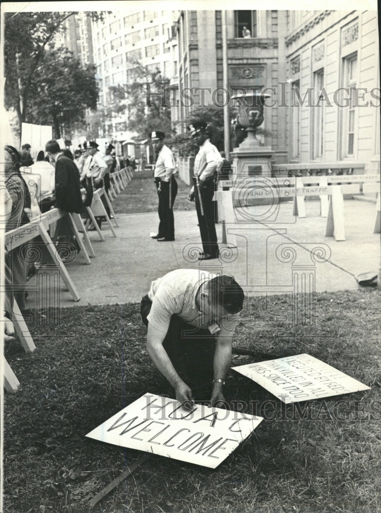 1965 Press Photo Anti HUAC Demonstrators Welcome Sign - RRW39397 - Historic Images