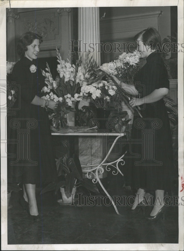 1952 Press Photo Bridal Flower Arrangement/Floral Shop - RRW39483 - Historic Images