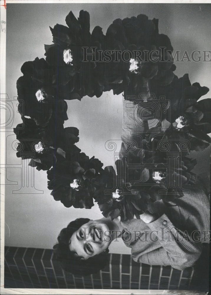 1968 Press Photo Mrs. Donald Evenson With Paper Wreath - RRW39495 - Historic Images