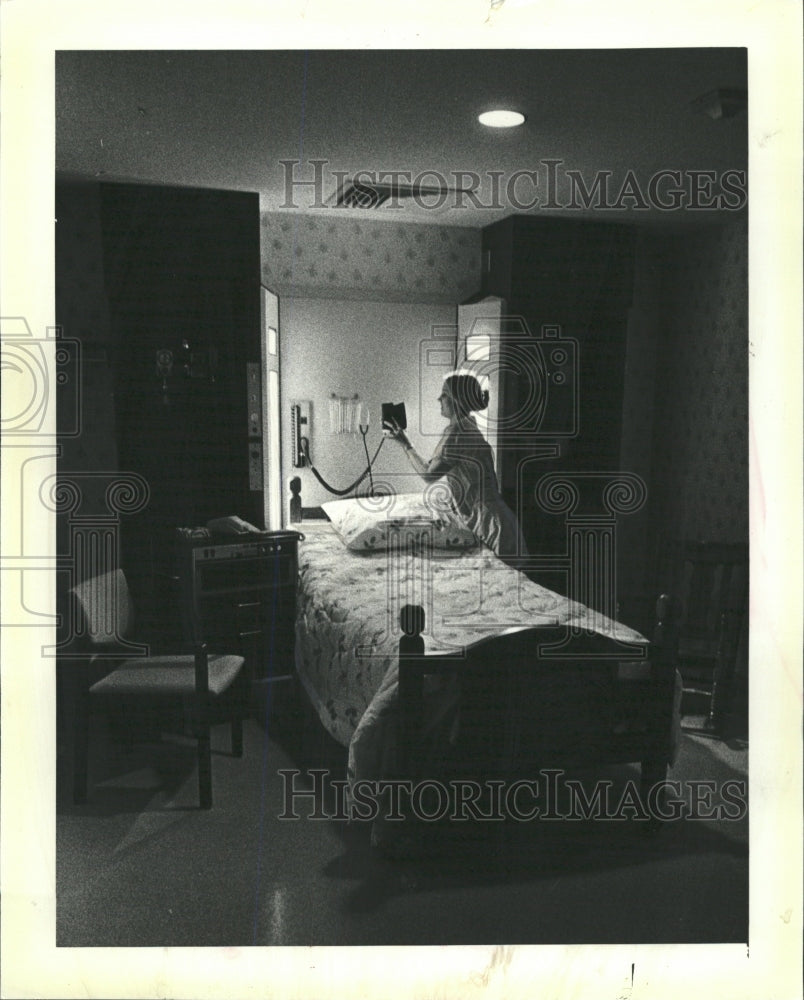 1980 Press Photo Hospital Maternity Birthing Room - RRW39525 - Historic Images