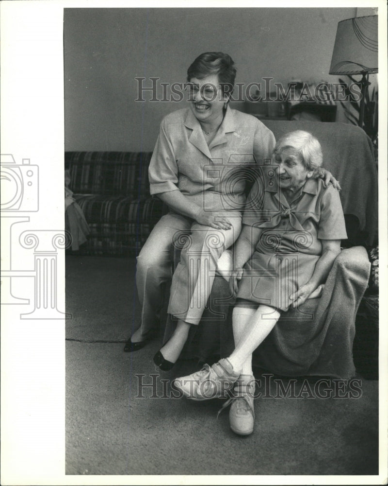 1987 Press Photo Horizon Hospice Patient Nurse Chicago - RRW39533 - Historic Images