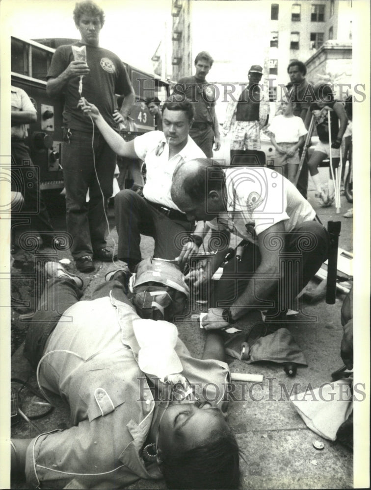 1985 Press Photo Speed Paramedics Sidewalk Brox - RRW39547 - Historic Images