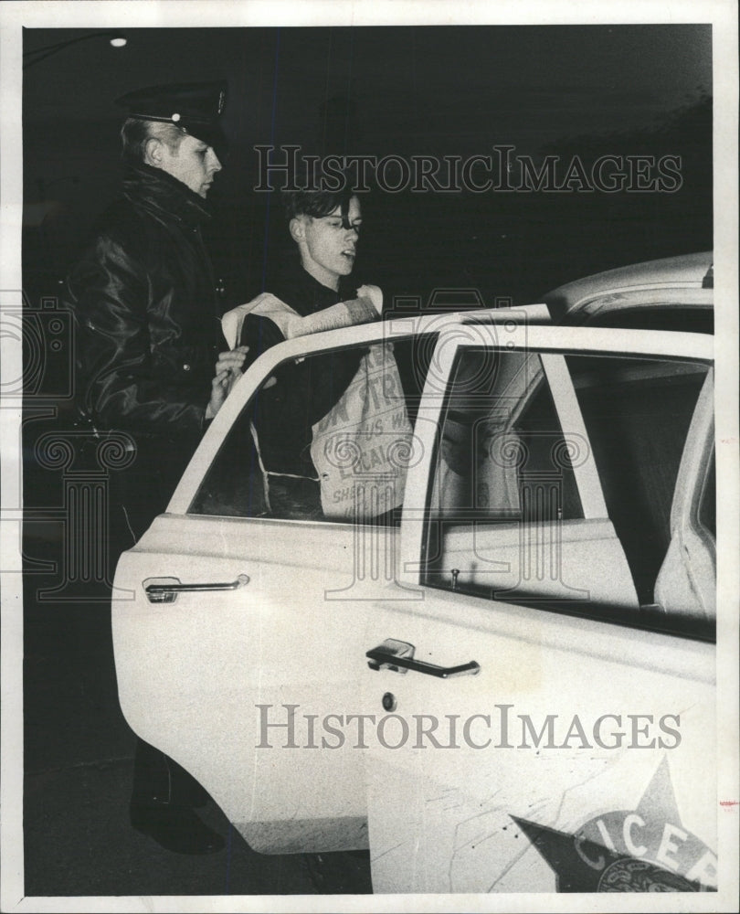 1969 Press Photo Striker Arrested at Cicero Hotpoint - RRW39561 - Historic Images