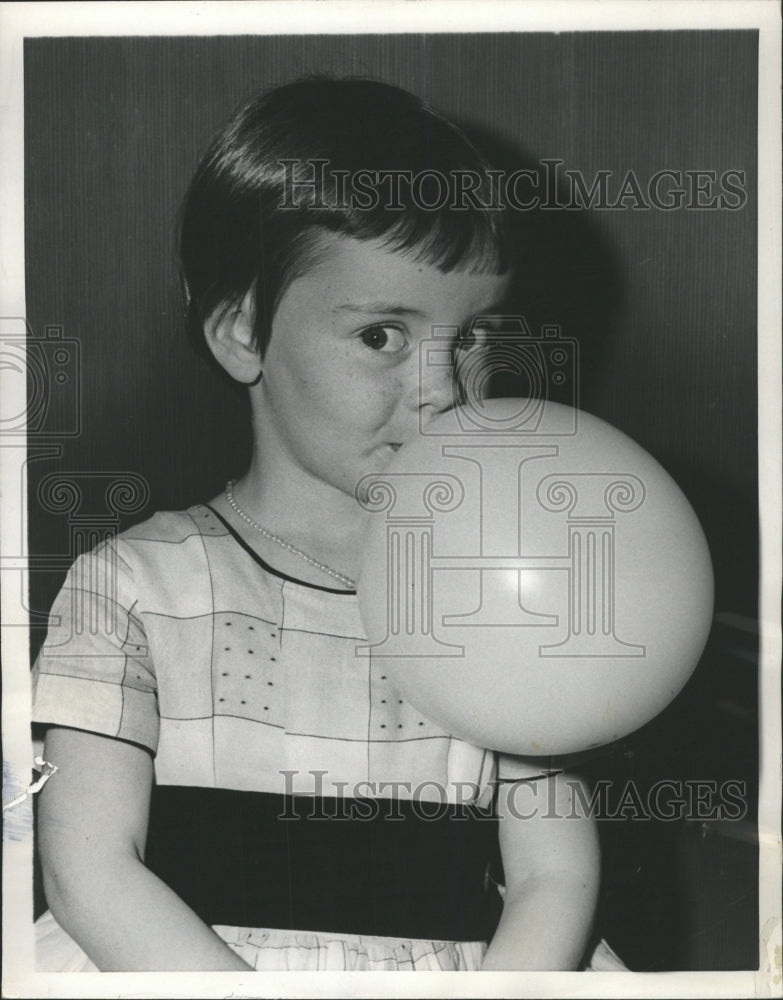 1955 Press Photo Joan Fox dream bubble suited her fine - RRW39581 - Historic Images