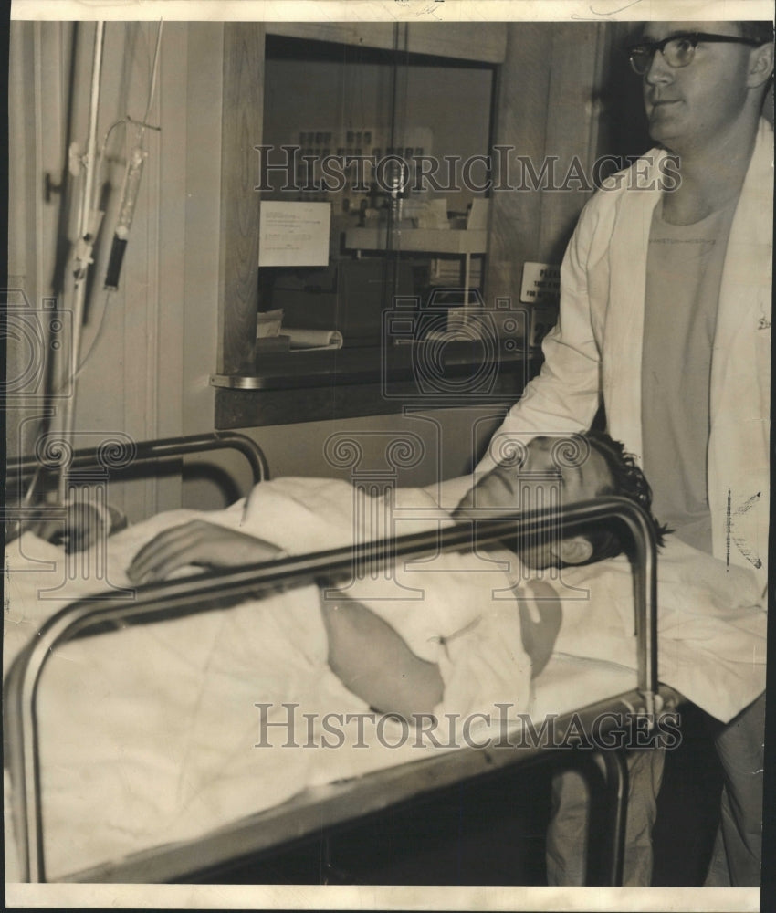 1964 Press Photo Shooting/Guard/Evanston Hospital/Ill. - RRW39593 - Historic Images