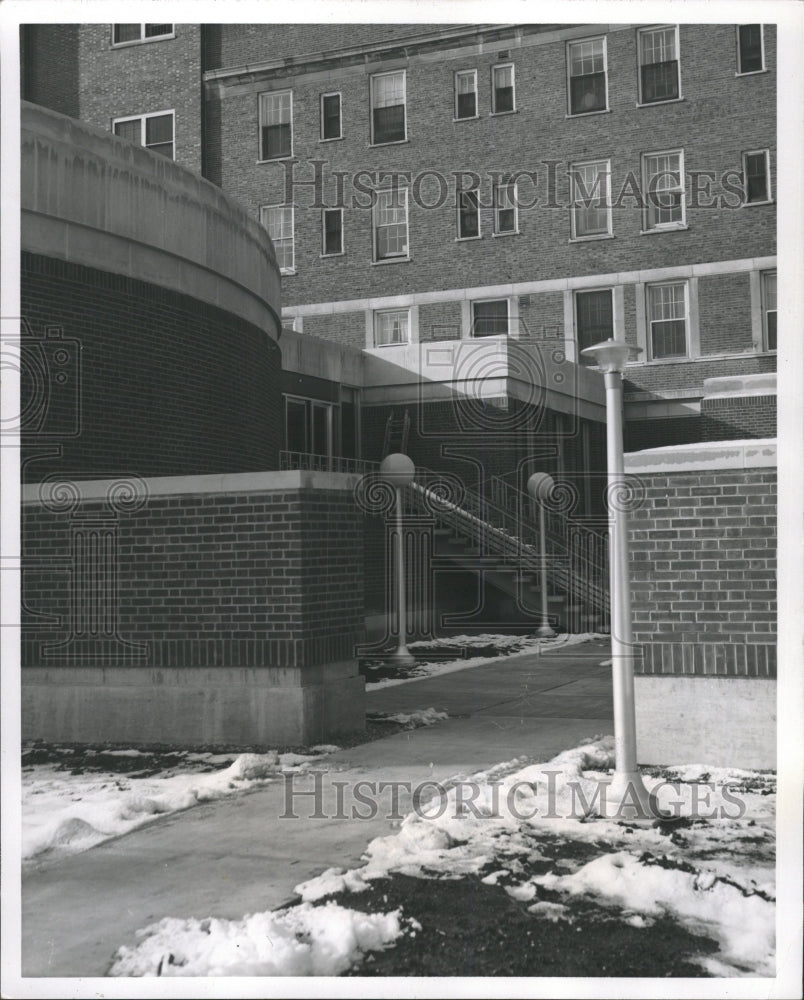 1968 Press Photo Evanston Hospital lights walk entrance - RRW39595 - Historic Images